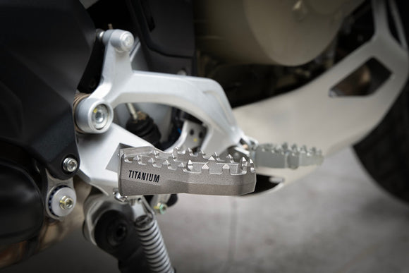 DUCATI Multistrada V4 / S / RS / Rally / Pikes Peak - (2025-2026) Akrapovic Titanium Adventure Footpeg Set