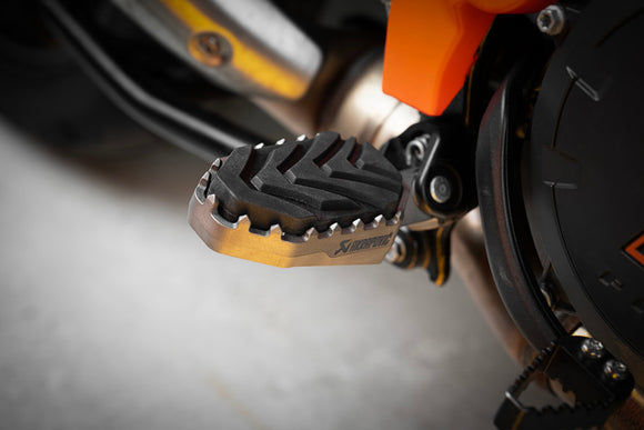 KTM 690 SMC /R/ Enduro/R - (2008-2011) Akrapovic Titanium Adventure Footpeg Set