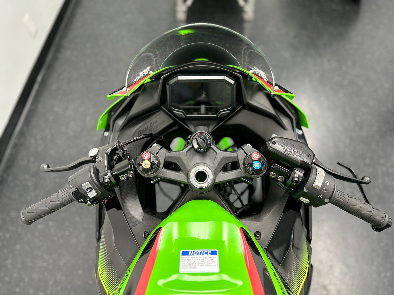 RoadMad Manubrio a clip in alluminio compatibile con Kawasaki Ninja 650 2017-2026 Più basso rispetto alle scorte, migliore rispetto alle scorte RoadMad Manubrio a clip in alluminio compatibile con Kawasaki Ninja 650 2017-2026 Più basso rispetto alle scorte, migliore rispetto alle scorte
